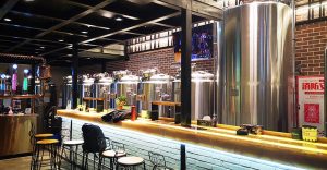 精酿啤酒设备酿造的啤酒相对于工业啤酒有哪些优点